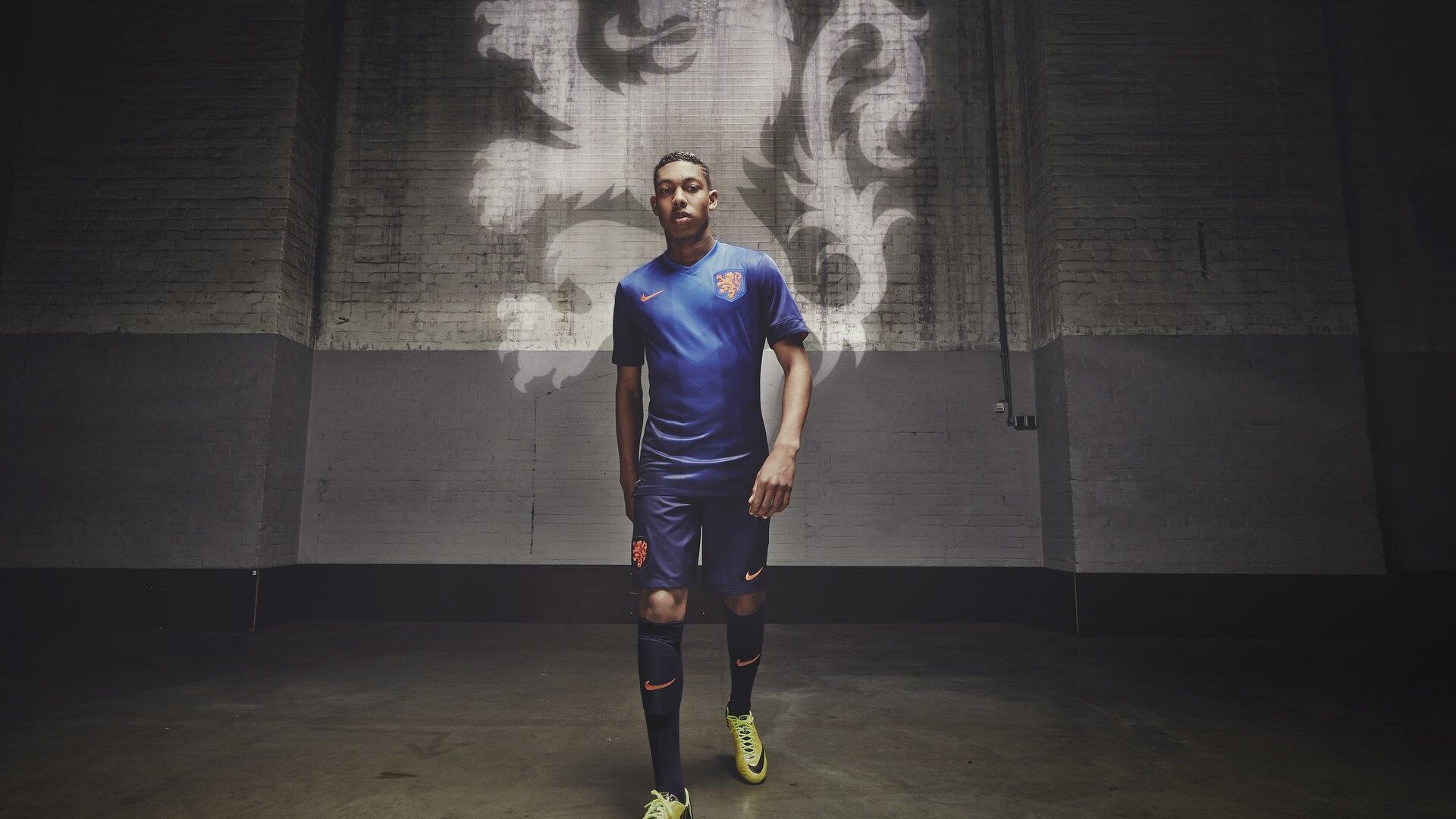 哈格里夫斯盛赞曼联开局强势,库尼亚表现抢眼;阿莫林离场面露不悦引发猜测